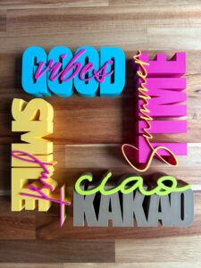 Bunte 3D-Schriftzüge & Sprüche zum Hinstellen oder Aufhängen